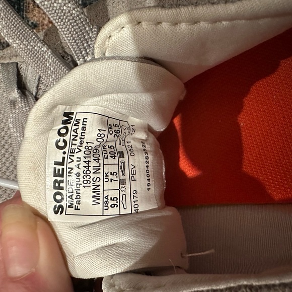 Waterproof Sorel Sneakers size 9.5. Barely worn and very chic! - Picture 7 of 7